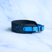 Obroża Bueno DOG LIGHT 40 mm z niebieskimi plamkami Splash na czarnej taśmie