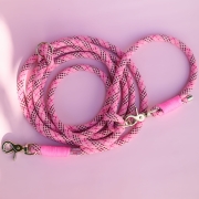 Smycz przepinana Tartan Pink z różowymi owijkami na różowym tle, przykład wykończenia