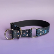 Czarna obroża półzaciskowa Bueno DOG 40 mm z niebieskim Splash i srebrnymi okuciami