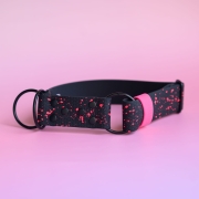 Czarna obroża półzaciskowa Bueno DOG Hexa 40 mm z neonoworóżową szlufką i Splash