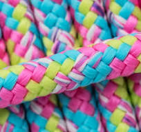 Zbliżenie liny Bubble Gum w kolorach różowym, turkusowym i żółtym