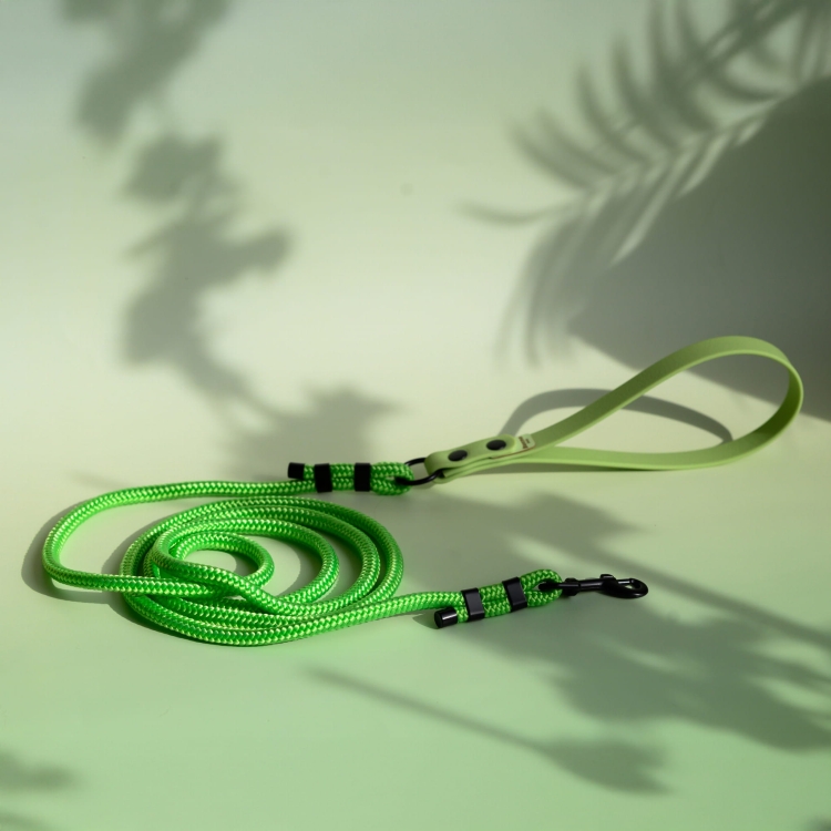 Smycz linowa Neon Green z jasnozieloną rączką i czarnym karabińczykiem