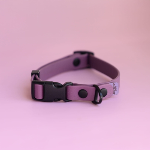 Fioletowa obroża Bueno DOG PawTex 16 mm na różowym tle, widok zapięcia