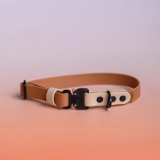 Brązowo-beżowa obroża Bueno DOG PawTex z klamrą COBRA na różowym tle