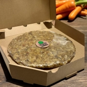 Cały okrągły gryzak DOGY Pizza z królikiem i marchewką w otwartym pudełku