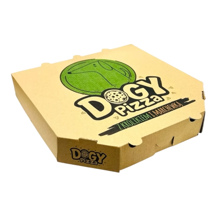 Kartonowe opakowanie gryzaka DOGY Pizza z królikiem i marchewką, widok pod kątem