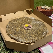 Cały okrągły gryzak DOGY Pizza Cheddar ze szparagami w otwartym pudełku