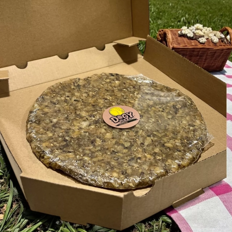 Cały okrągły gryzak DOGY Pizza Cheddar ze szparagami w otwartym pudełku