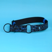 Czarna obroża półzaciskowa Bueno DOG 40 mm z niebieskim Splash i czarnymi okuciami