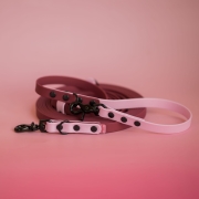 Bordowo-różowa smycz PawTex Bueno DOG z rączką ułożoną przy zwiniętej taśmie