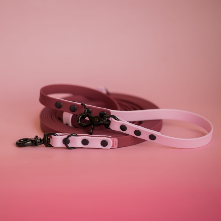 Bordowo-różowa smycz PawTex Bueno DOG z rączką ułożoną przy zwiniętej taśmie