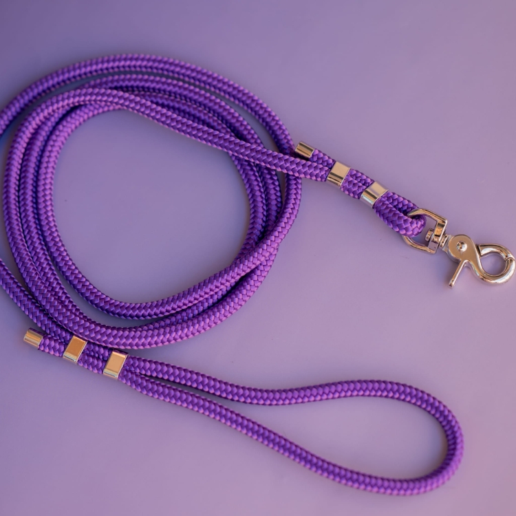 Rączka i złote okucia fioletowej smyczy linowej Acid Purple