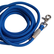 Lina Electric Blue z jasną owijką i srebrnym karabińczykiem, detal smyczy