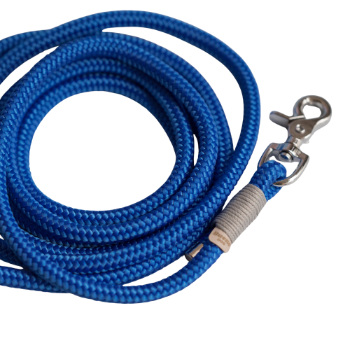 Lina Electric Blue z jasną owijką i srebrnym karabińczykiem, detal smyczy