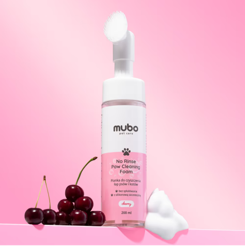 Wiśniowa pianka Mubo Cherry 200 ml obok wiśni i porcji piany