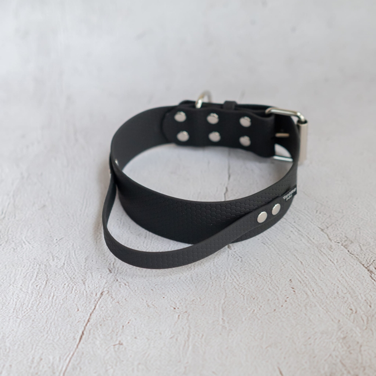 Obroża na sprzączkę 4 cm czarna dla dużego psa – detal taśmy PVC/TPU i wykończenia, Bueno DOG obroża z rączką