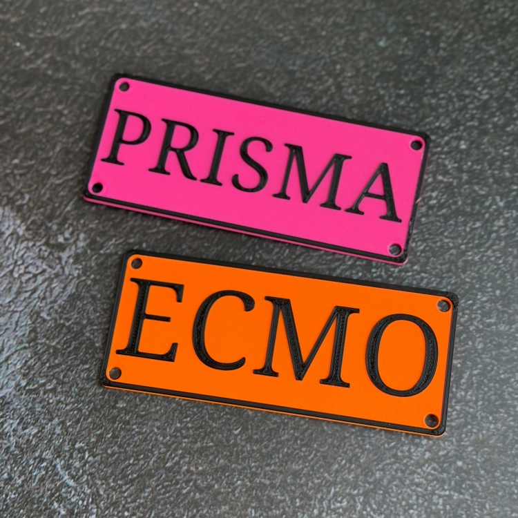 Różowa tabliczka PRISMA i pomarańczowa ECMO z czarnymi napisami, Bueno DOG