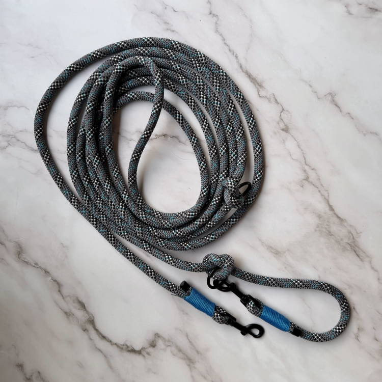 Smycz Tartan Grey Blue z dwoma karabińczykami i regulowanymi kółkami na jasnym tle