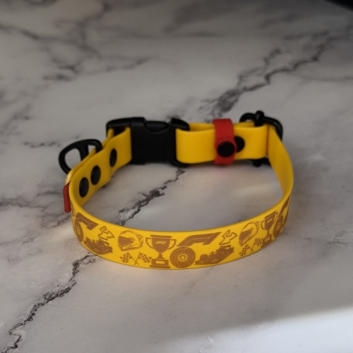 Personalizowana obroża dla psa inspirowana Formułą 1, taśma mustard smooth i czarne okucia