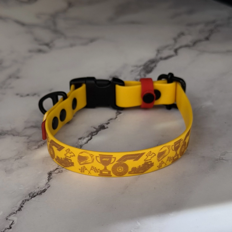 Personalizowana-obroza-dla-psa-inspirowana-Formula-1,-tasma-mustard-smooth-i-czarne-okucia.webp
