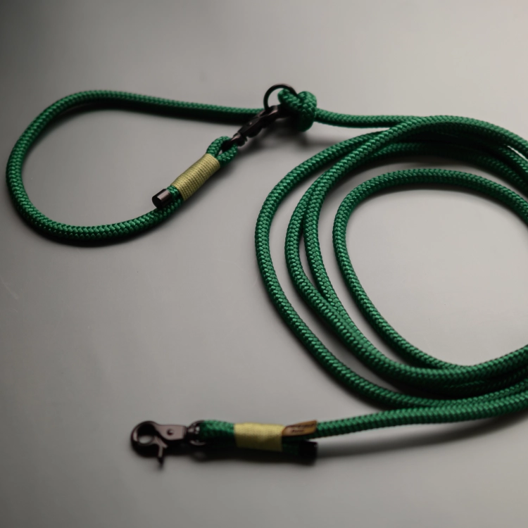 Regulowana rączka i czarne okucia smyczy Hunter Green