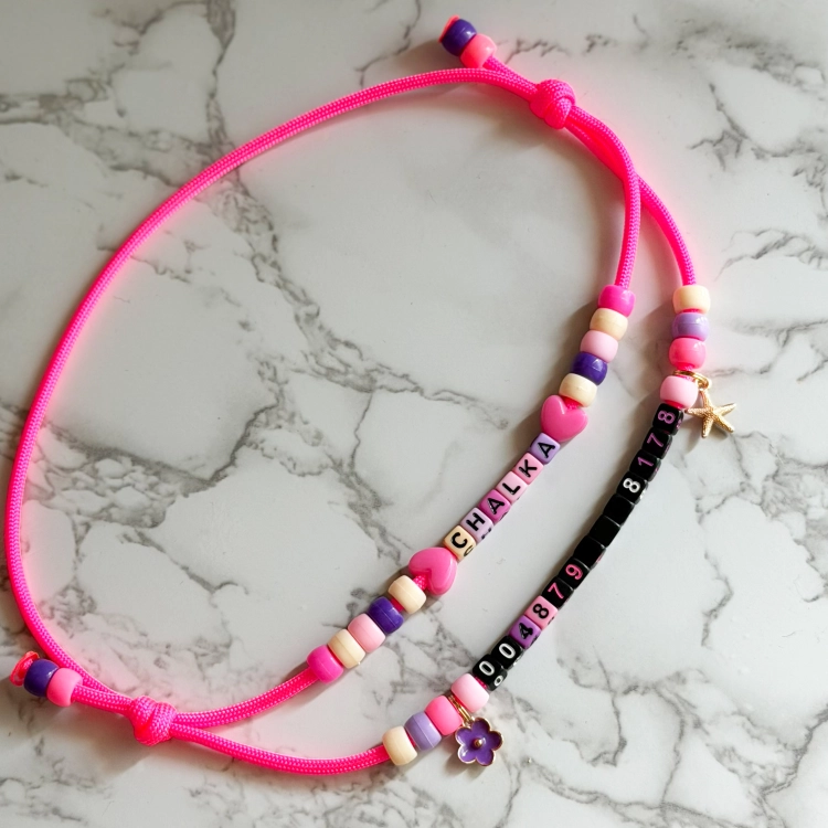 Różowa adresówka paracord Bueno DOG z imieniem CHALKA, kolorowymi koralikami i kwiatkiem