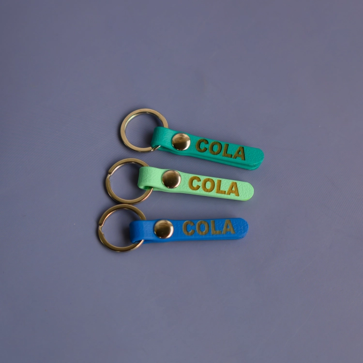 Trzy adresówki Bueno DOG z imieniem COLA, w odcieniach zieleni i niebieskiego, ze złotymi okuciami