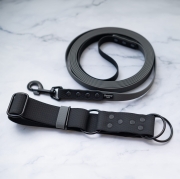 Czarna obroża półzaciskowa Bueno DOG Hexa 40 mm z dopasowaną szarą smyczą