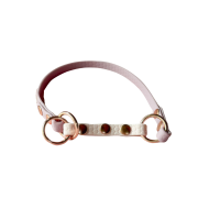 Jasnoróżowa obroża półzaciskowa Bueno DOG Hexa 10 mm z jasnym paskiem i okuciami w kolorze różowego złota