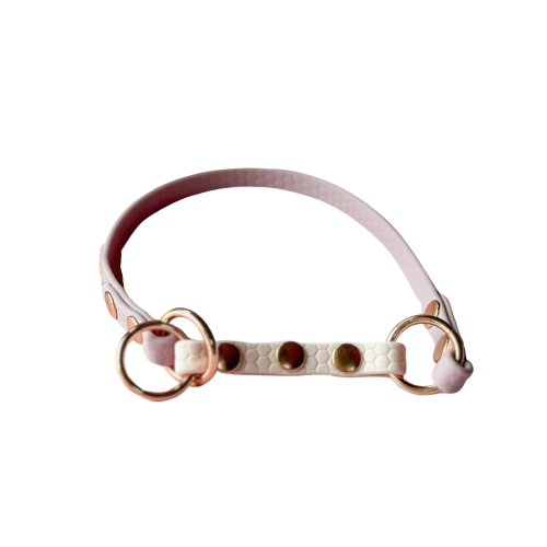 Jasnoróżowa obroża półzaciskowa Bueno DOG Hexa 10 mm z jasnym paskiem i okuciami w kolorze różowego złota