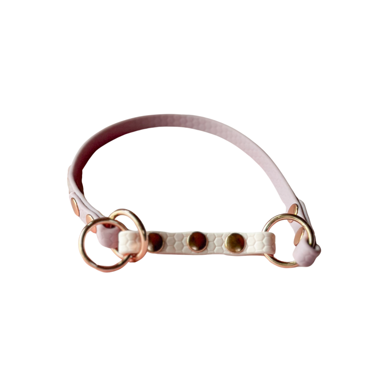 Jasnoróżowa obroża półzaciskowa Bueno DOG Hexa 10 mm z jasnym paskiem i okuciami w kolorze różowego złota