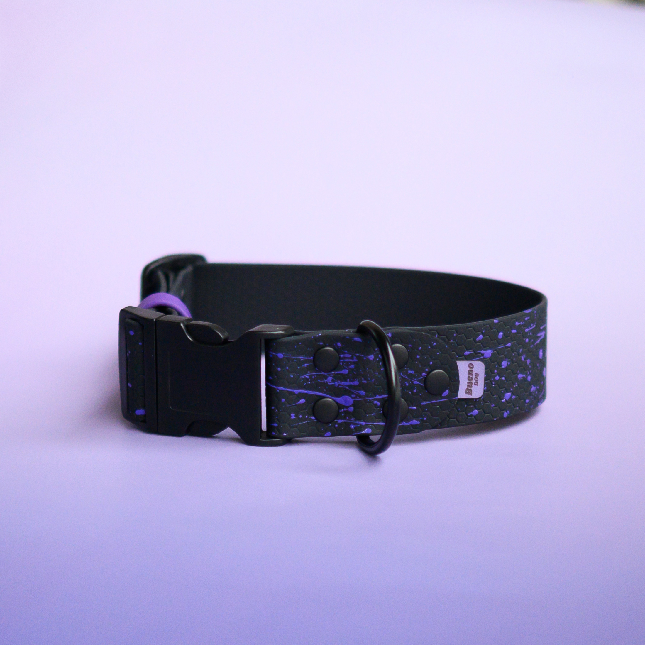Obroża na zatrzask 4 cm – czarna taśma hexa lub smooth, wodoodporna PVC/TPU, Bueno DOG