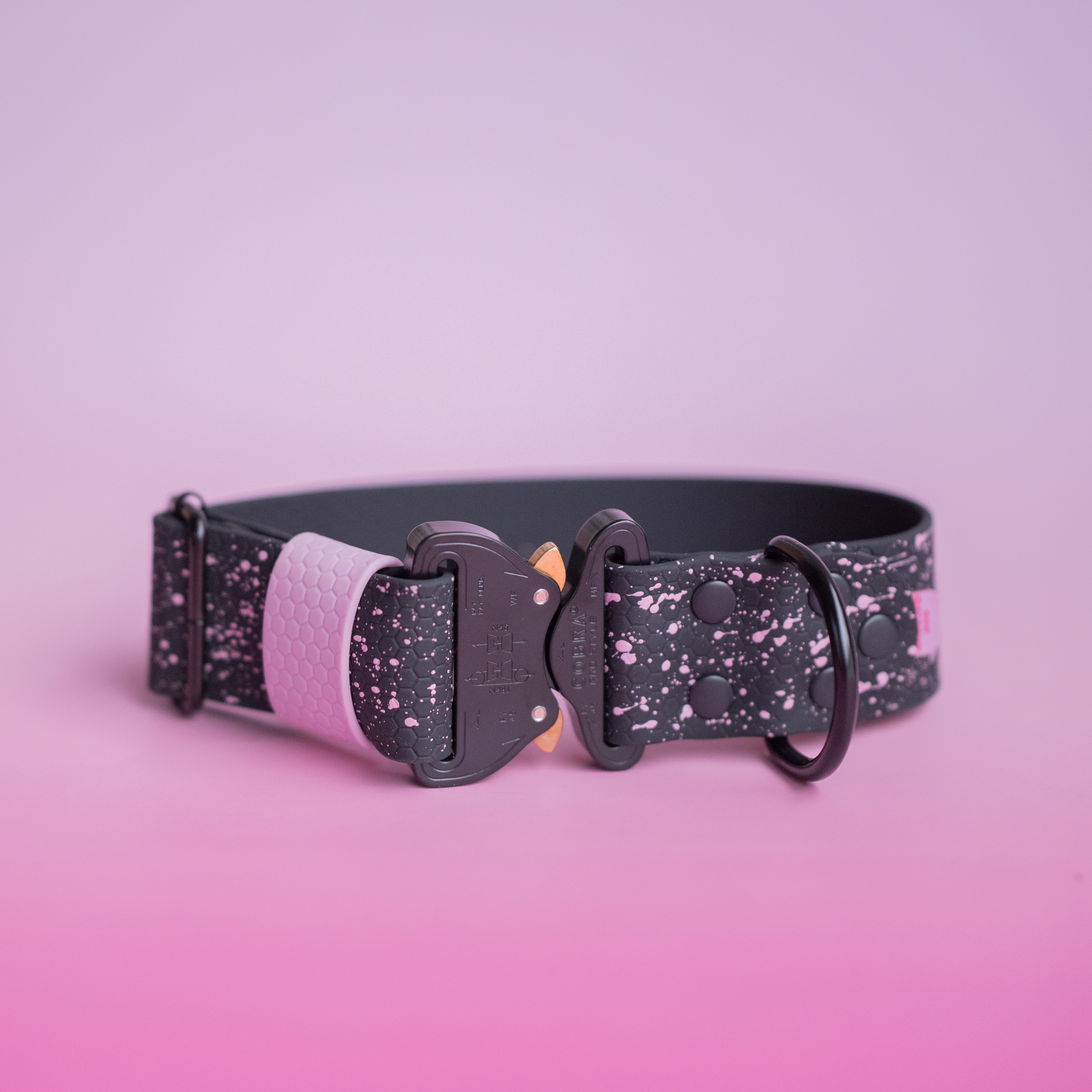 Obroża na zatrzask 40 mm – efekt SPLASH na taśmie PVC/TPU, Bueno DOG