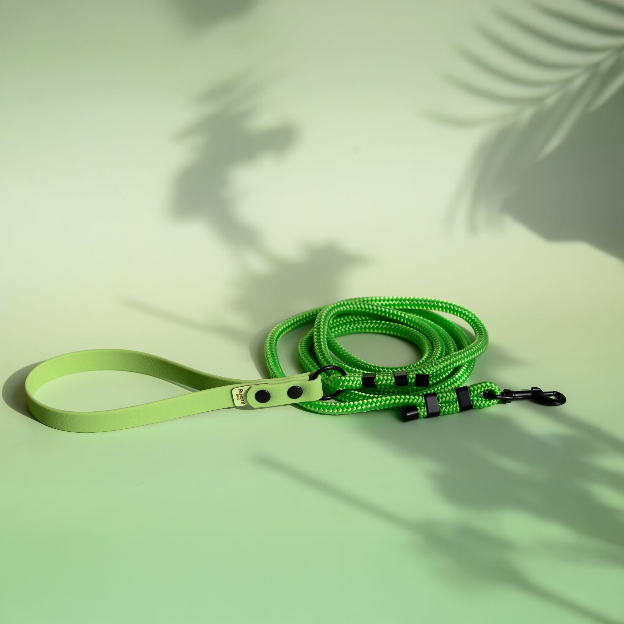Zielona smycz linowa Neon Green z rączką z taśmy na zielonym tle