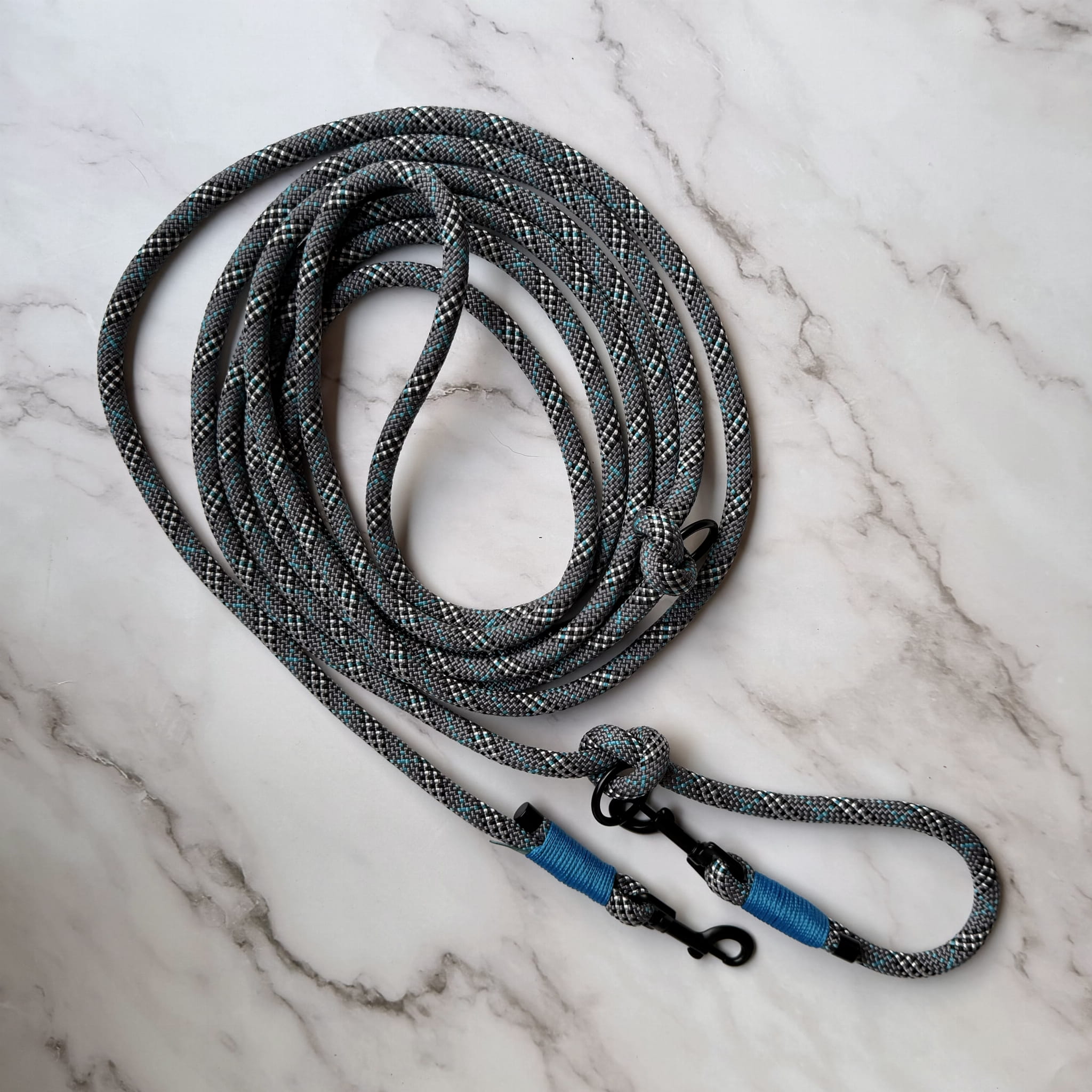 Smycz Tartan Grey Blue z dwoma karabińczykami i regulowanymi kółkami na jasnym tle